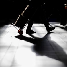 Kuvassa on ihmisen varjo Helsingin keskustassa lokakuussa 2020.