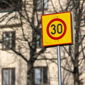 30 km/h nopeusrajoitus merkki Helsingin Käpylässä. 