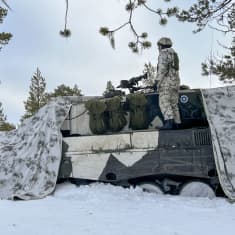 Suomalainen varusmies Leopard panssarivaunun päällä sotaharjoituksissa Hettassa.