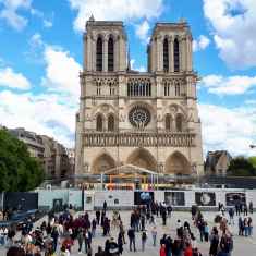 Notre Dame med byggställningar, lyftkran och byggstaket runt sig.