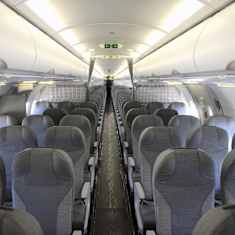 Finnairin A321 -koneen matkustamo.