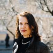 Elina Pylkkänen Ritarihuoneenpuistikossa Helsingissä.