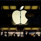 Kuvassa teknologiayhtiö Applen logo liikkeen ulkona