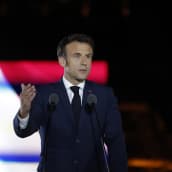 Emmanuel Macron pitää puhetta.