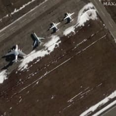 Maxarin satelliittikuva lentokentästä Valko-Venäjällä. Kentälle tehtiin myöhemmin väitetysti drooni-isku.