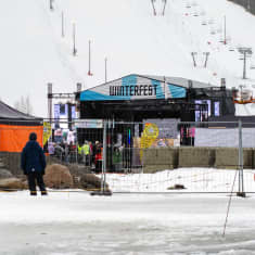 Himos-Winterfestin esiintymislava ja yleisöä aitojen takana.