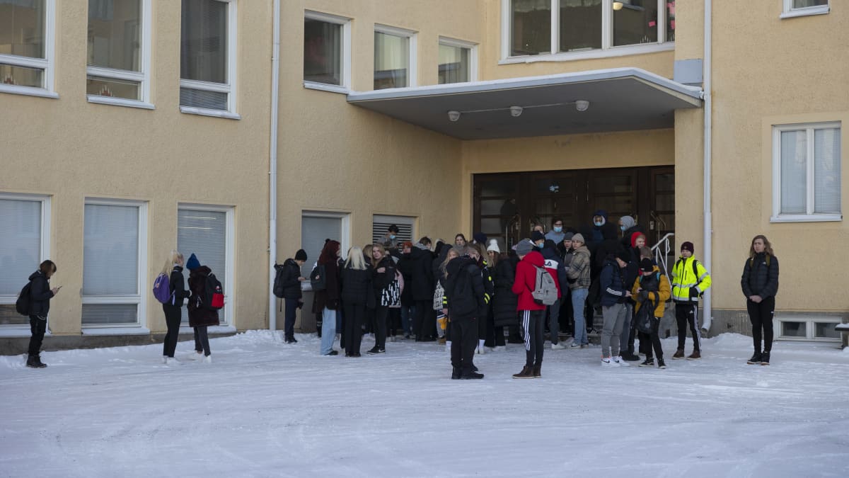 Oppilaita välitunnilla koulun pihalla.