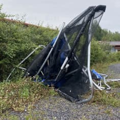 Rikkinäinen trampoliini, joka tempautui korkealle trombin voimasta.