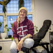 The Flower Shop-tatuointiliikkeen yrittäjä Leena Lumilampi yrityksessään Helsingin Runeberginkadulla.