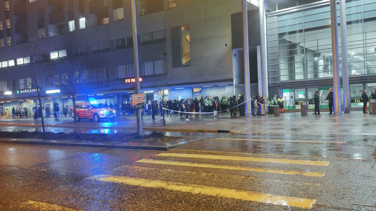 paljon ihmisiä iltavalaistuksessa kauppakeskus Itiksen edustalla Helsingissä.