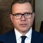 Petteri Orpo kertomassa medialle eduskuntaryhmänsä päätöksestä erottaa Wille Rydman. Eduskunta 21.6.2022.