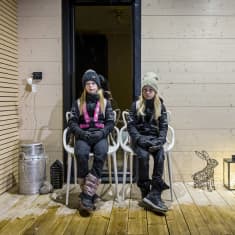 Emilia Keränen ja Emma Keränen odottavat kuistilla koulukyytiä.