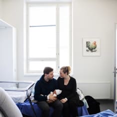 Naistenklinikalta poikavauvan kanssa kotiin lähdössä olleet Tuomas Lehto ja Niamh McKenna.