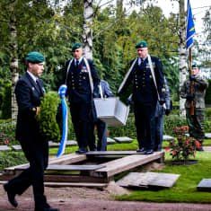 Teikarsaaressa heinäkuussa 1944 24-vuotiaana kaatunut tykkimies Orvo Karvinen siunataan haudan lepoon.