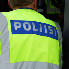 Poliisin heijastusliivit selästä.