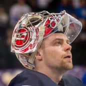 Lähikuva Harri Säteristä, jolla maalivahti kypärä nostettuna otsalle. Mies katsoo yläviistoon, ja on selvästi hengästynyt.