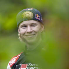 Kalle Rovanperä hymyilee.