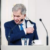 Tasavallan presidentti Sauli Niinistö pitää lehdistötilaisuutta presidentin linnassa.