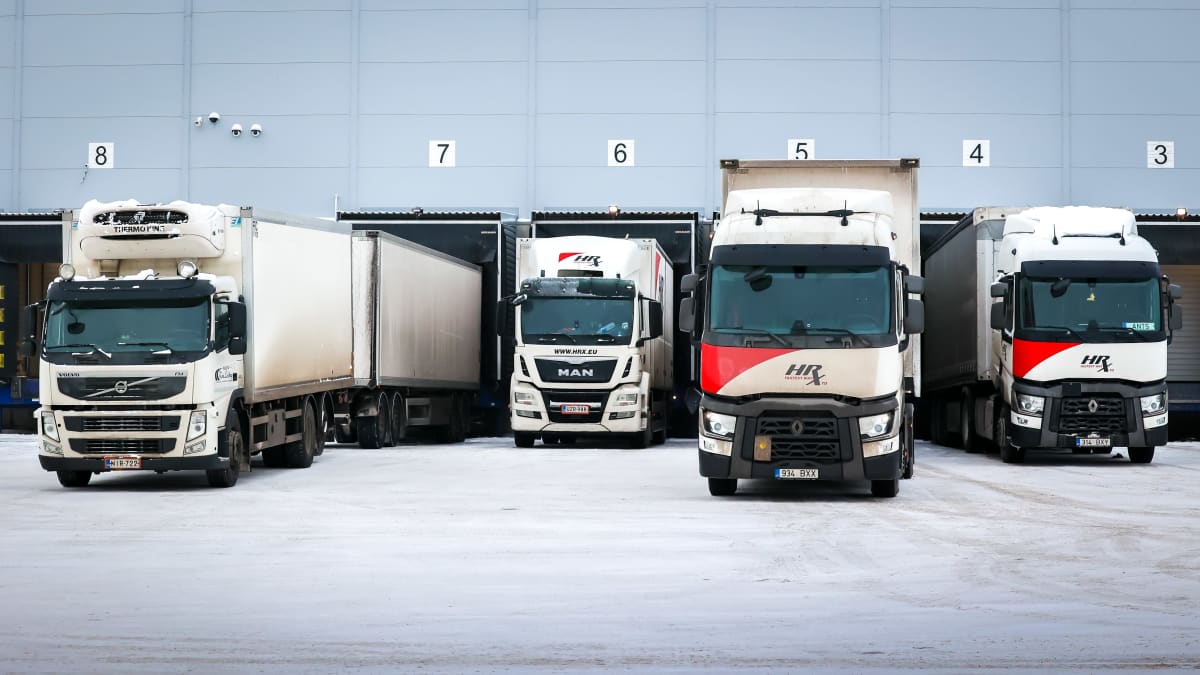Rekkoja logistiikkakeskuksessa Vantaalla