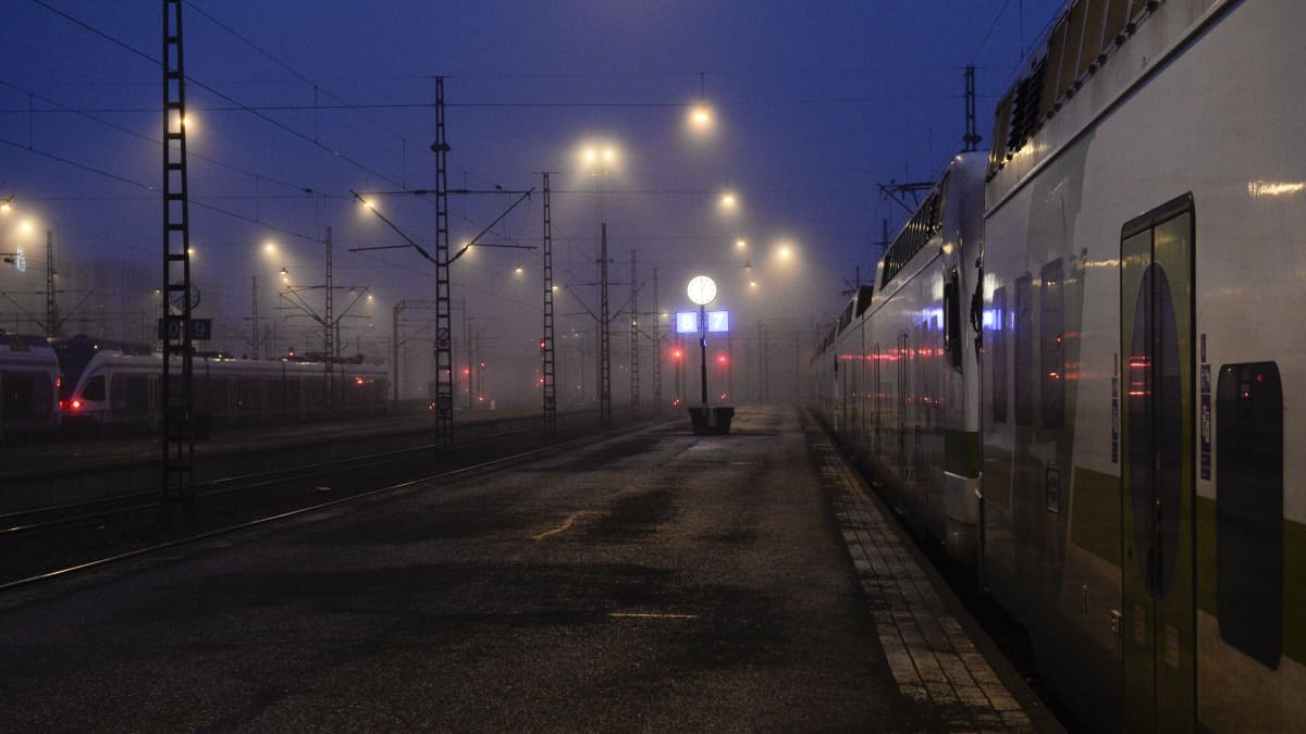 Tyhjä rautatieasema aamuhämärässä.