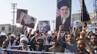 Mielenosoittajat pitelevät kuvia Ali Khameneista.