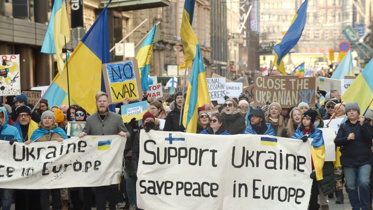 Helsingissä Aleksanterinkadulla mielenosoittajia tukemassa Ukrainaa lauantaina.