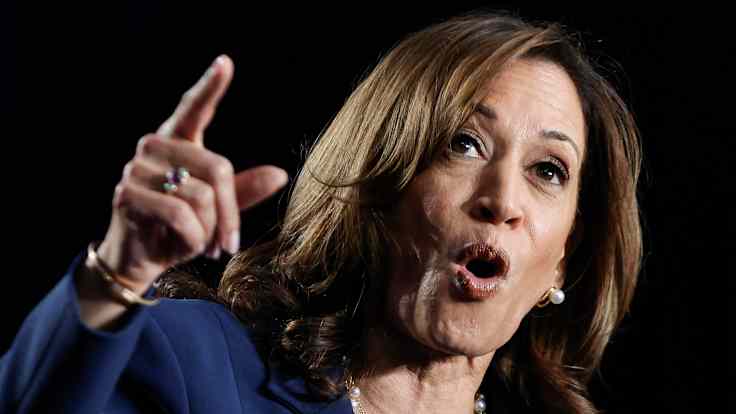 Kamala Harris pitää puhetta väkijoukolle. Lähikuva.