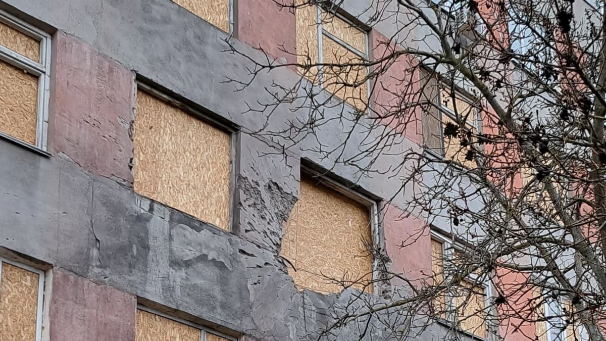 Hersonin kaupungissa sijaitsevan sairaalan seinässä ei ole ikkunoita, vain vanerilevyt.