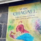 Marc Chagallin taidegrafiikkaa Sastamalassa -juliste näyttelypaikan seinässä