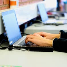 Opiskelijapoika on netissä koulun tietokoneella