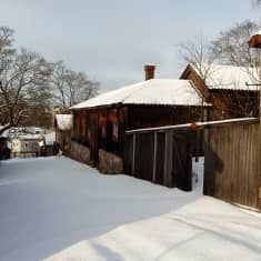 Vanhojen rakennusten viereinen katu on täynnä lunta. 