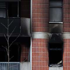 Hiiltynyt kerrostalon seinä ikkunoineen.