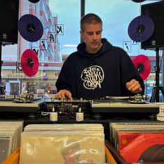 DJ Arttu "R2ISDJ2" Rintakumpu soittaa levyjä.