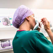 Lotta Lantto leikkausalihoitaja Jorvin sairaalan Anestesia- ja leikkausosasto K:lla.