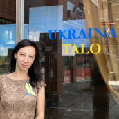 Tampereen Ukraina-talon johtaja Maria Govorukha seisoo Ukraina-talon edessä.