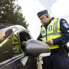 Vanhempi konstaapeli Robert Karlsson Helsingin poliisista tekee huumausaineen pikatestin autokuskille(lavastettu tilanne).