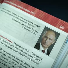 Kuva Venäjän presidentti Vladimir Putinista syyskuussa 2023 käyttöön otettavissa historian oppikirjoissa venäläisille 11. luokkalaisille. Kirjassa käsitellään valtion näkemyksiä myös tuoreista tapahtumista, kuten Venäjän hyökkäyksestä Ukrainaan.