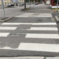 Suojatien katkonainen seepramaalaus Kajaanissa.