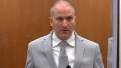 Entinen poliisi Derek Chauvin oikeudessa.