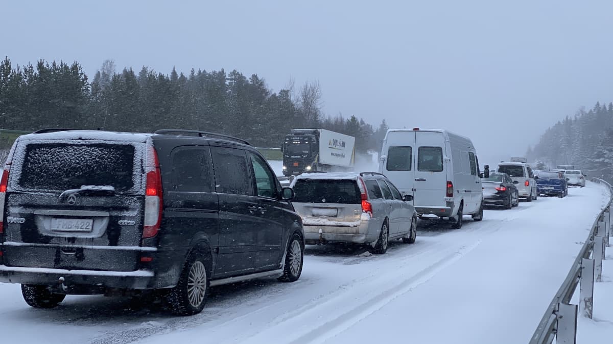 Liikenne ruuhkautui onnettomuuden vuoksi Lempäälässä valtatiellä 3.