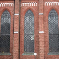 Keski-Porin kirkon salin ikkunat ulkoa päin.