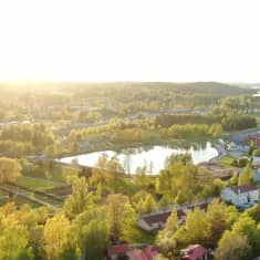  Keskuspuisto Paraisten kaupungissa, kuvassa näkyy myös nykyinen K-Supermarket Reimari.