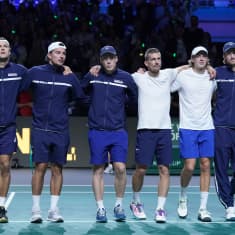 Suomen tennismaajoukkue seisoo rivissä.