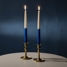 Kaksi itsenäisyyspäivän kynttilää palaa pöydällä.