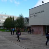 Opiskelijoita kävelee Turun yliopiston pihalla. 