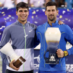 Carlos Alcaraz ja Novak Djokovic palkintojen kanssa.