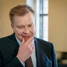 Antti Kaikkonen mietteliäänä.