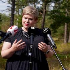 Annika Saarikko puhuu haastattelussa. 
