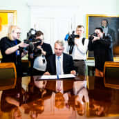 Ulkoministeri Haavisto allekirjoittaa hakemuskirjeen Natolle