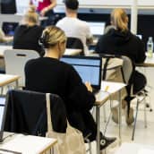 Ihmisiä luokassa valmistautumassa ammattikorkeakoulun pääsykokeisiin Haaga-Helian ammattikorkeakoulussa. 31.5.2022